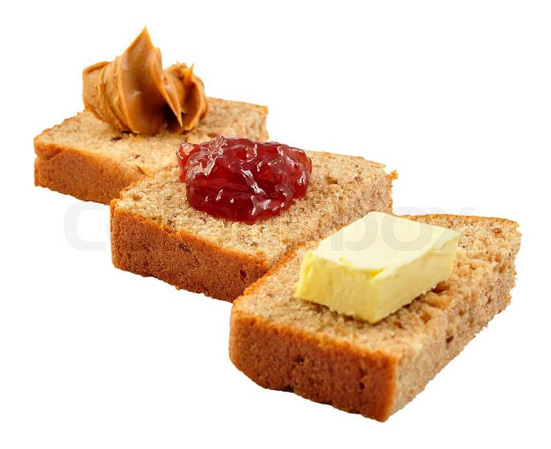 Brot mit Marmelade, Erdnussbutter und Butter auf weißem Hintergrund ...