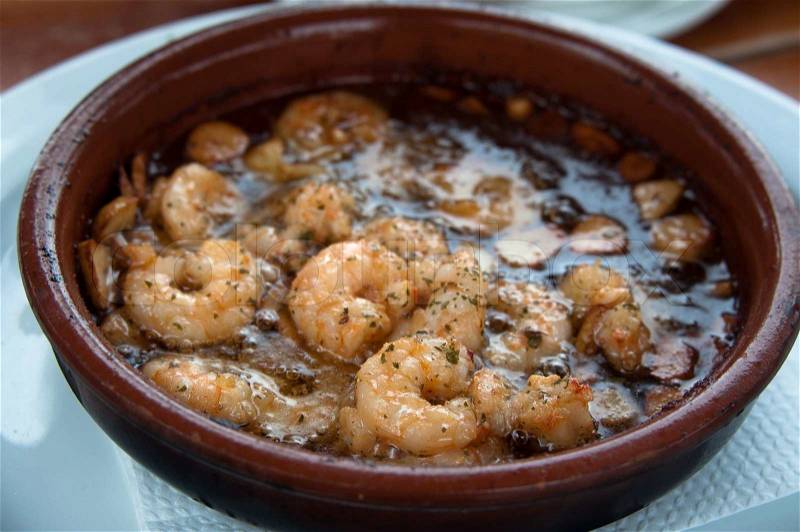 https://www.colourbox.de/preview/2845494-typical-spanish-tapas-prawns-fried-with-oil-and-garlic-served-in-clay-cooking-pot.jpg