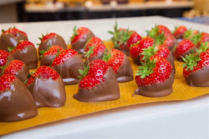 Erdbeeren In zerlassene braune Schokolade überzogen | Stockfoto | Colourbox
